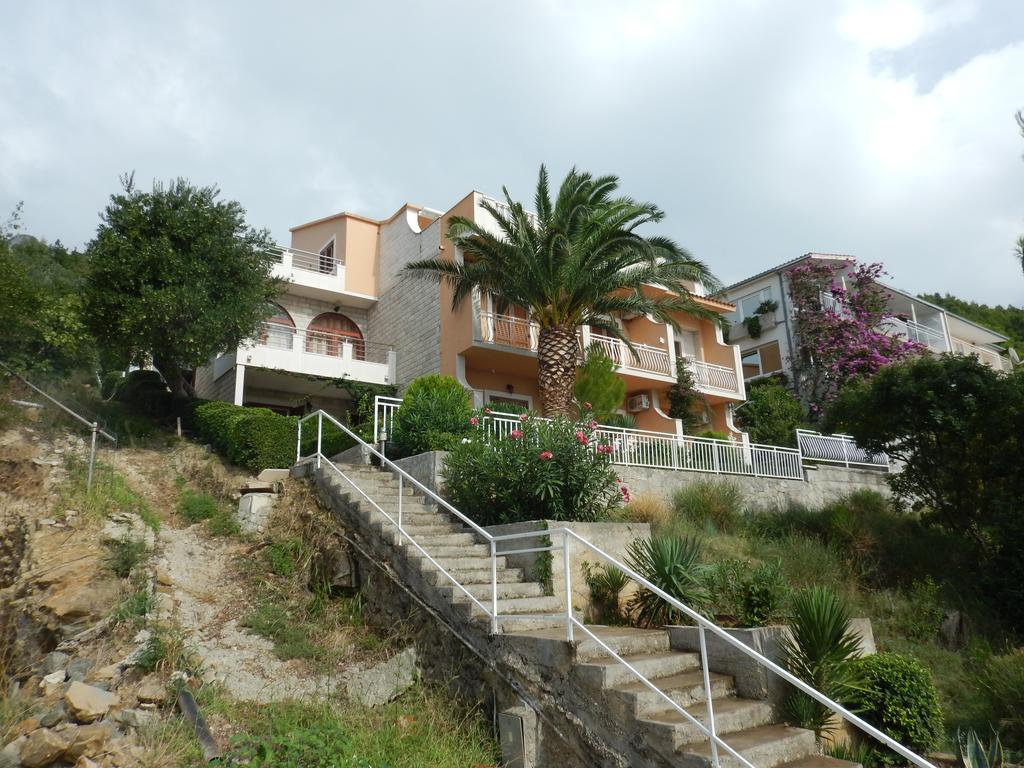 Apartments Kapetan Jure Brela Bagian luar foto