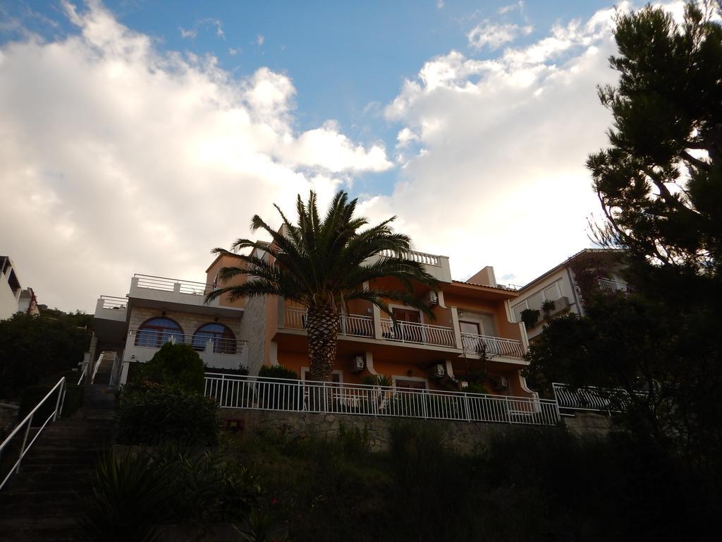 Apartments Kapetan Jure Brela Bagian luar foto